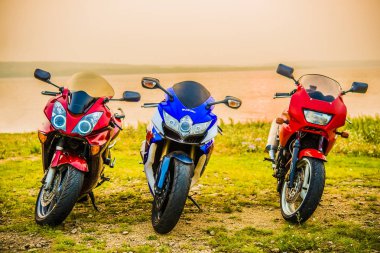  üç spor modern motosiklet sahilde