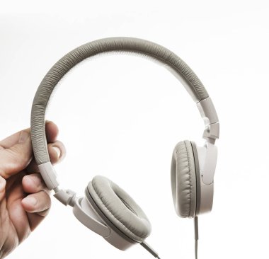 beyaz kulaklık tutan el 