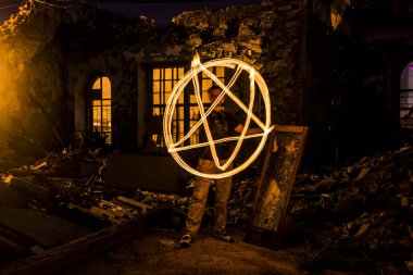 Ateşten yapılmış pentagram.