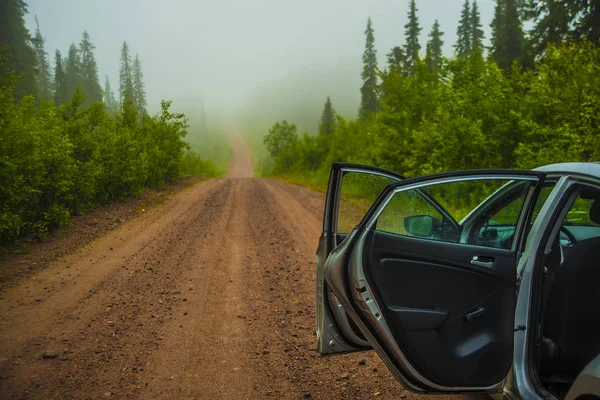 Voiture métallique avec porte ouverte — Photo