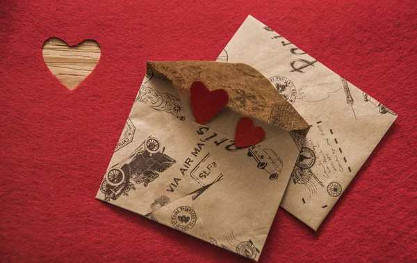 Envelopes com par de corações vermelhos — Fotografia de Stock