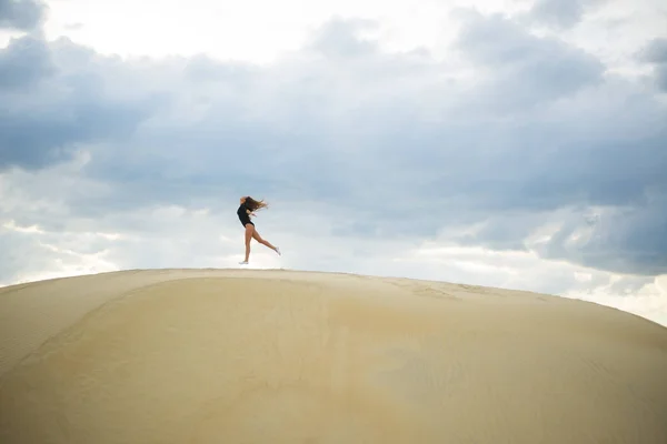 Mujer saltando en el desierto —  Fotos de Stock