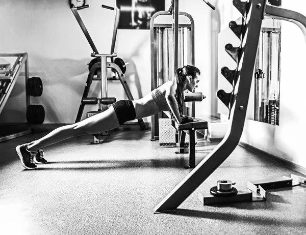 Vrouw presterende plank positie — Stockfoto