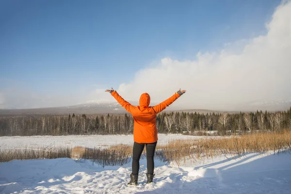 Mulher na neve acenando as mãos — Fotografia de Stock