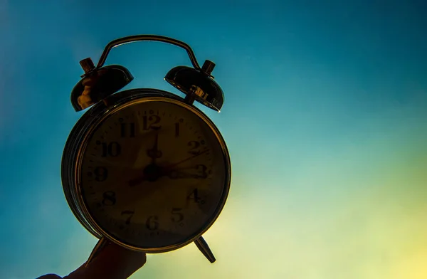 Mână care ține ceasul cu alarmă retro — Fotografie, imagine de stoc
