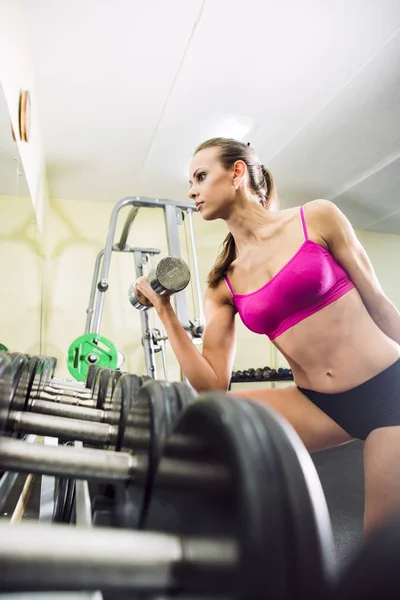 Meisje training in de sportschool — Stockfoto