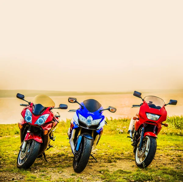 Drei moderne Motorräder am Strand — Stockfoto