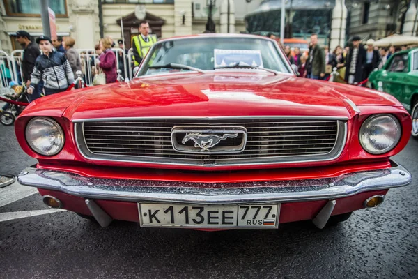 Clásico Ford Mustang coche descapotable — Foto de Stock