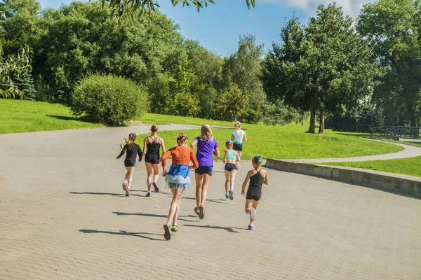 Діти біжать в парку — стокове фото