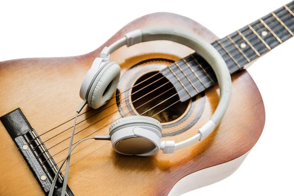 Fones de ouvido com guitarra, isolados o — Fotografia de Stock