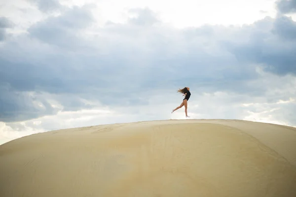 Mujer saltando en el desierto —  Fotos de Stock