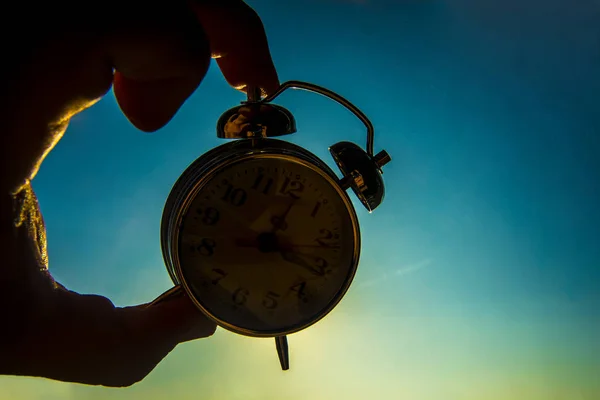 Reloj despertador retro de mano — Foto de Stock