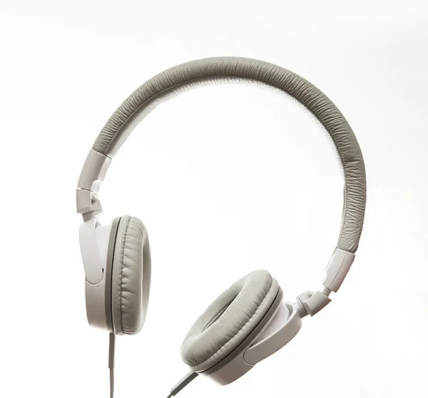Fones de ouvido grandes de plástico e couro branco — Fotografia de Stock