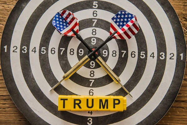 Dart med amerikanska flaggan i en bullseye. — Stockfoto