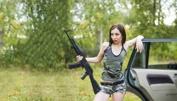 Aziatische gangster meisje houd zwart pistool — Stockfoto