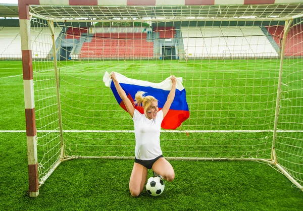 Menina segurando em mãos bandeira russa — Fotografia de Stock