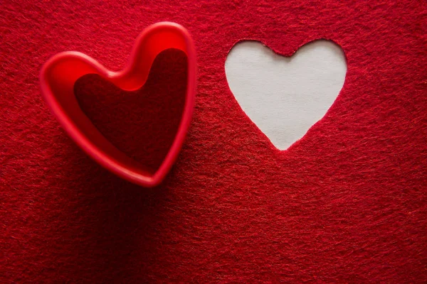 Decoratief hart van rode vilt — Stockfoto