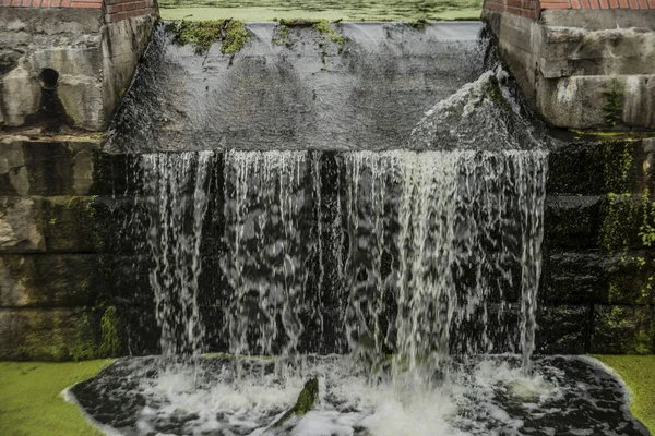 Córregos na barragem velha lançada . — Fotografia de Stock