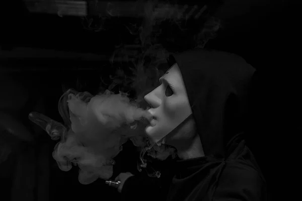 Homem soprando fumo — Fotografia de Stock