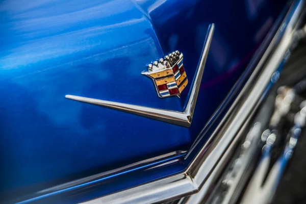 Metalowe logo Cadillac na kapturze — Zdjęcie stockowe