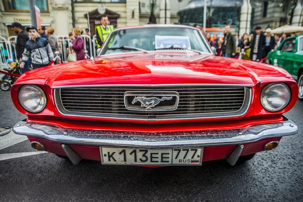 Klasyczny Ford Mustang Cabrio Samochód — Zdjęcie stockowe