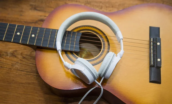 Auscultadores estéreo com guitarra — Fotografia de Stock