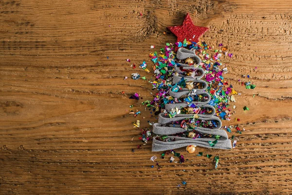 Χριστουγεννιάτικο δέντρο από πολλά πολύχρωμα κομφετί — Φωτογραφία Αρχείου