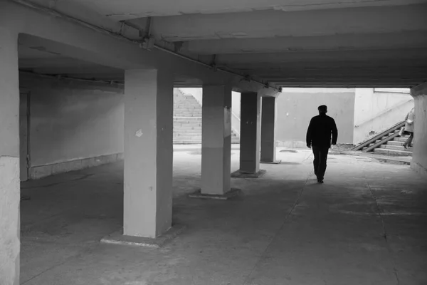 Człowiek idzie na przejścia podziemnego — Zdjęcie stockowe