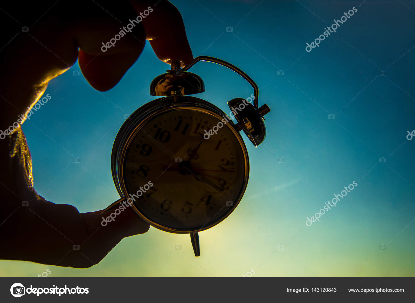 Mano del hombre sosteniendo Reloj despertador Foto de stock 143120843 borjomi88