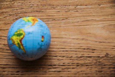 ahşap masa üzerinde dünya