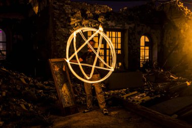 Ateşten yapılmış pentagram.