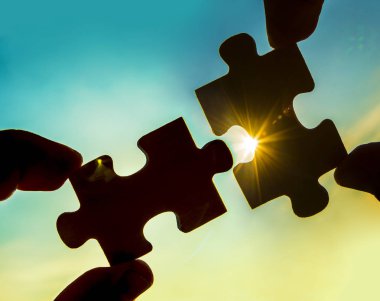  Puzzle parçaları ile el