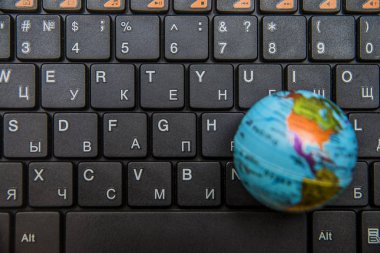 küre üzerinde siyah dizüstü klavye