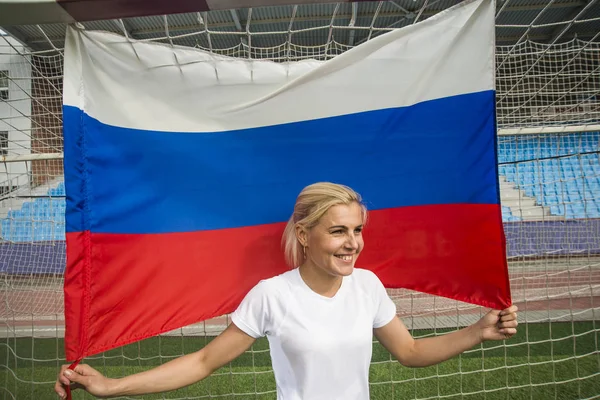 Menina segurando em mãos bandeira russa — Fotografia de Stock