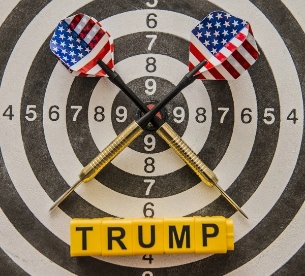 Dart mit amerikanischer Flagge im Bullseye. — Stockfoto