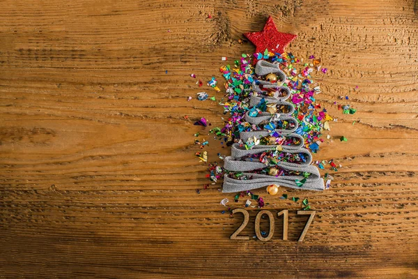 Karácsonyfa a sok színes konfetti — Stock Fotó