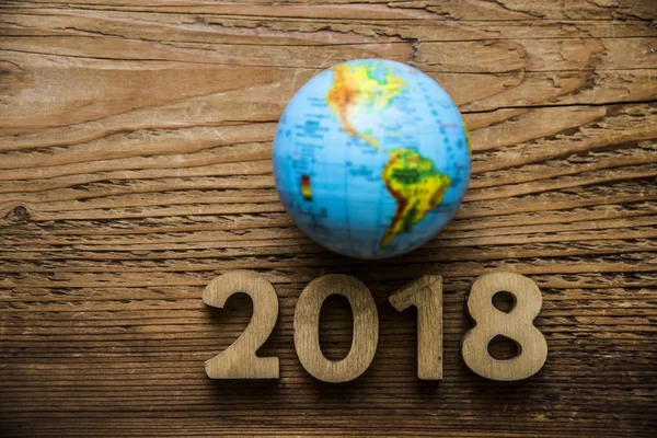 Nieuwjaar symbool en globe — Stockfoto