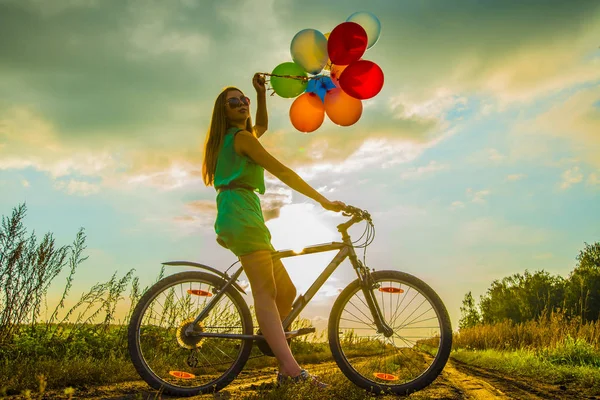 Chica Joven Vestido Sexy Montar Bicicleta Volar Globos Aire —  Fotos de Stock