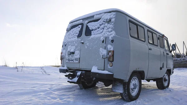 Auto auf schneebedecktem Boden. — Stockfoto