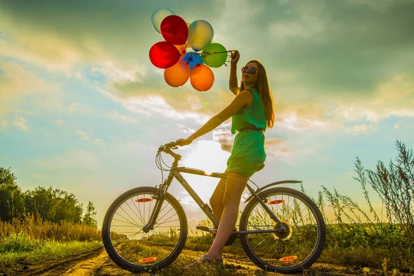 Chica Joven Vestido Sexy Montar Bicicleta Volar Globos Aire —  Fotos de Stock