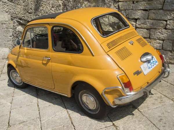 Amarillo pequeño coche retro Fiat — Foto de Stock