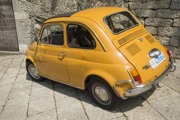 Amarelo minúsculo retro carro Fiat — Fotografia de Stock