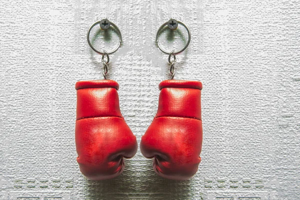 壁の背景に赤いボクシング グローブ — ストック写真