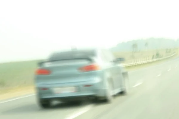 Autolla ajaminen suurella nopeudella — kuvapankkivalokuva