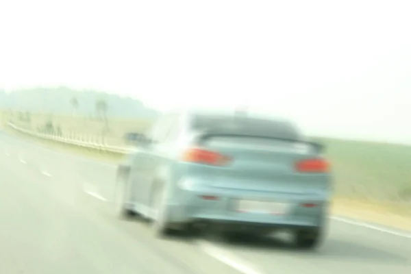 Autolla ajaminen suurella nopeudella — kuvapankkivalokuva