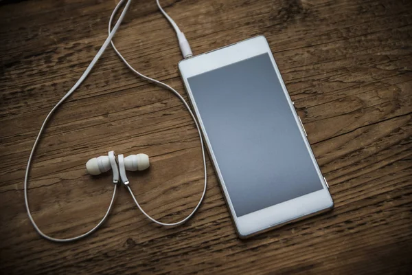 Білий Мобільний телефон і навушники — стокове фото