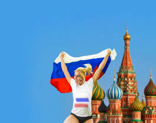 Niña sosteniendo en la mano bandera rusa — Foto de Stock