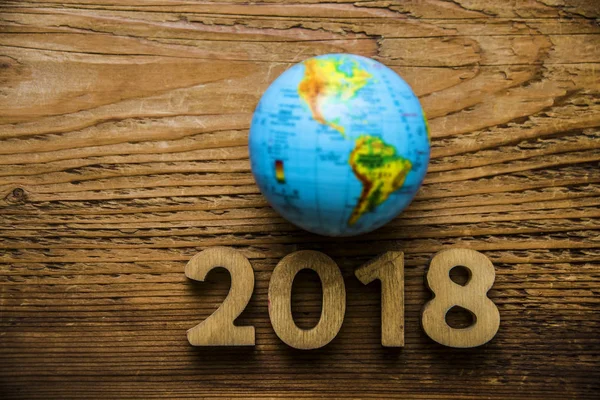 Símbolo de ano novo e globo — Fotografia de Stock