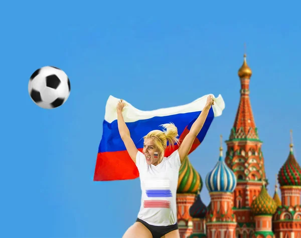 Menina segurando na mão bandeira russa — Fotografia de Stock