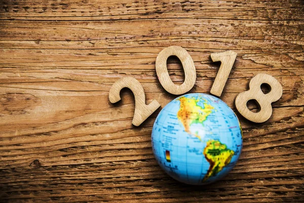 Frohes neues Jahr Karte mit Globus lizenzfreie Stockbilder